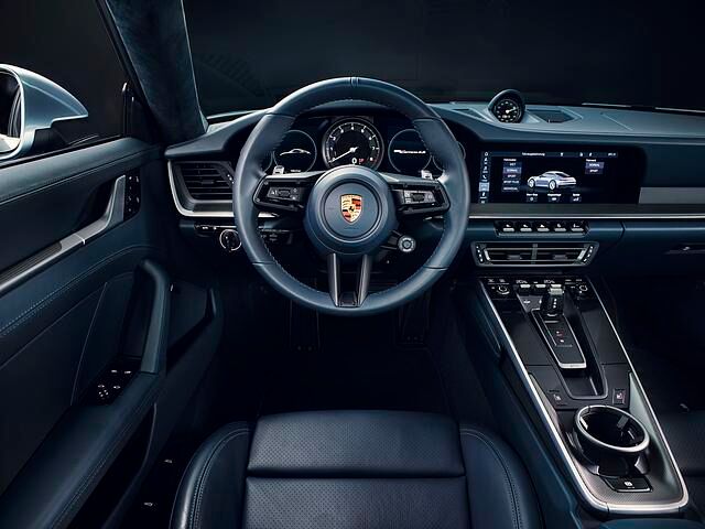 Im Innenraum setzt Porsche auf einen deutlich größeren Infotainment-Bildschirm als bisher