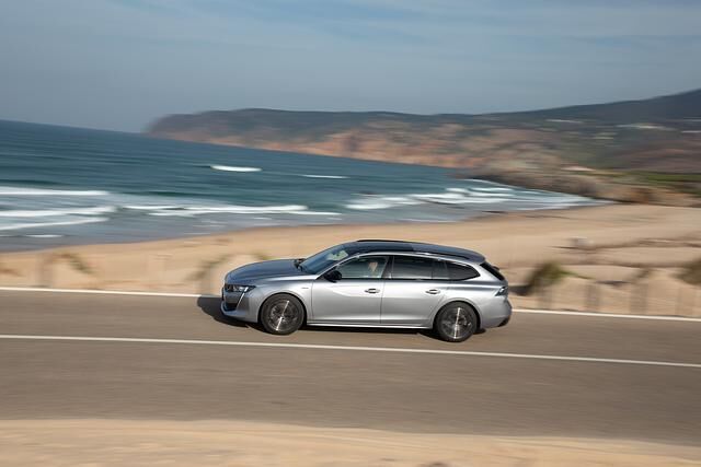 Der „SW“ (steht für „Station Wagon“) überträgt die Coupé-Logik des Schwestermodells auf einen klassischen Kombi