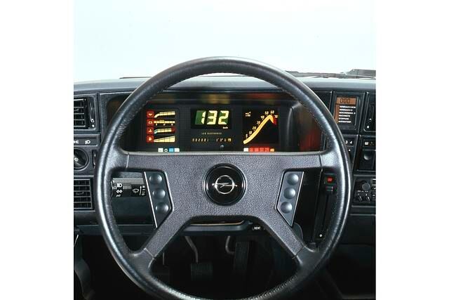 Kleinteilige, bunte Digitalanzeigen wie im Sportcoupé Opel Monza wurden auch gerne Mäusekino genannt