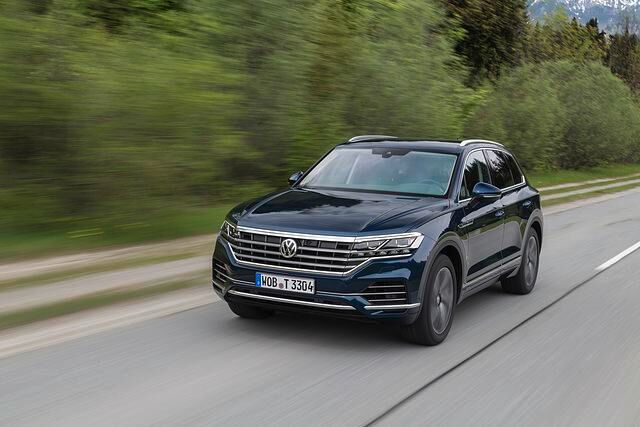 Abrollkomfort, Federung, Dämpfung und Geräusch – in all diesen Disziplinen punktet der große VW. Selten haben wir in einem so gut gefederten Auto auf so guten Sitzen gesessen