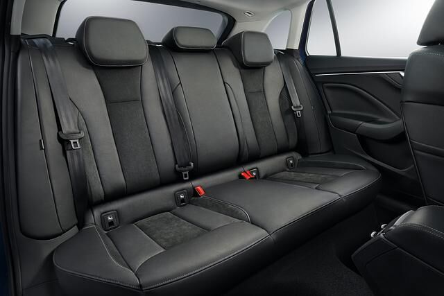 Auch den Fondgästen gönnt Skoda mehr Komfort und bietet eine Sitzheizung für Reihe zwei an