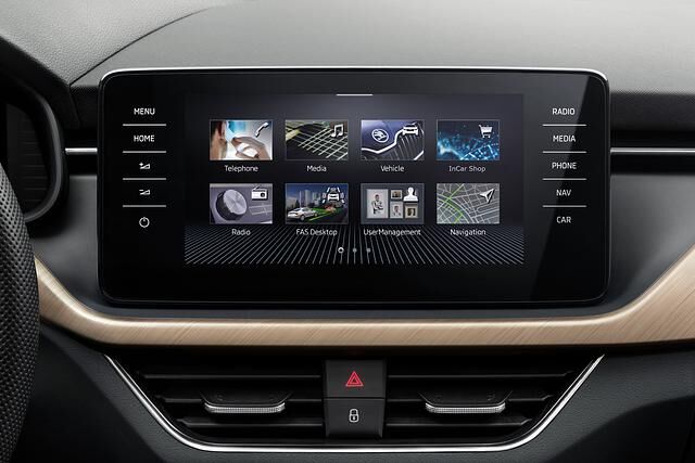 Der Touchscreen ist nicht mehr in der Mittelkonsole eingelassen, sondern thront erstmals bei Skoda freistehend auf dem Armaturenbrett, 6,5 Zoll sind Serie, gegen Aufpreis gibt es 8 oder 9,2 Zoll...