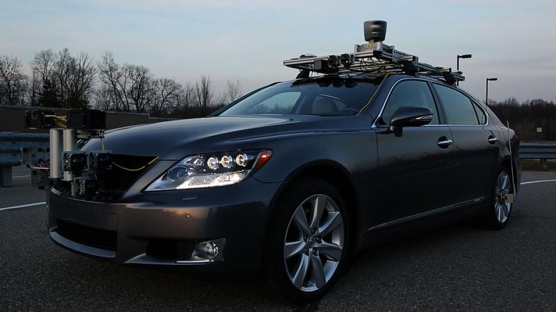 Lexus LS Sicherheitsfahrzeug auf der CES 2013