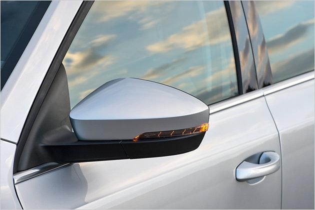 Die Außenspiegel mit integrierten Blinkern erinnern an den VW Golf