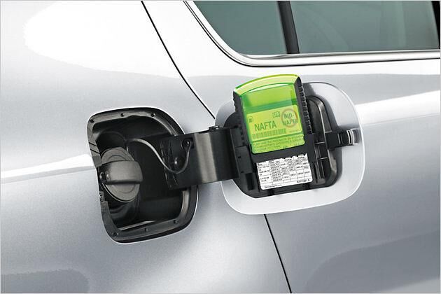 Fast schon ein Skoda-Markenzeichen: Der Eiskratzer in der Tankklappe