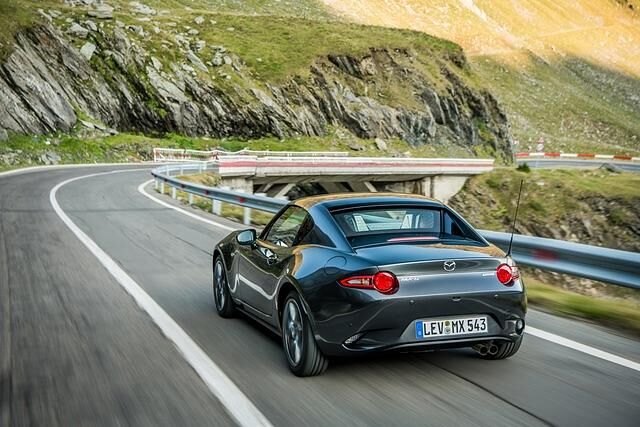 Mit dem i-Activesense-Paket ziehen ein City-Notbremsassistent, eine Rückfahrkamera, eine kamerabasierte Verkehrszeichenerkennung und ein Müdigkeitswarner in den Roadster ein 