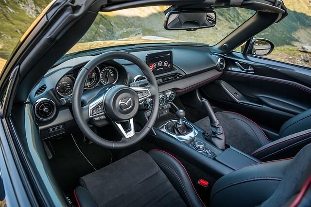 Auch im recht eng geschnittenen Innenraum tritt der MX-5 im alten Gewand auf