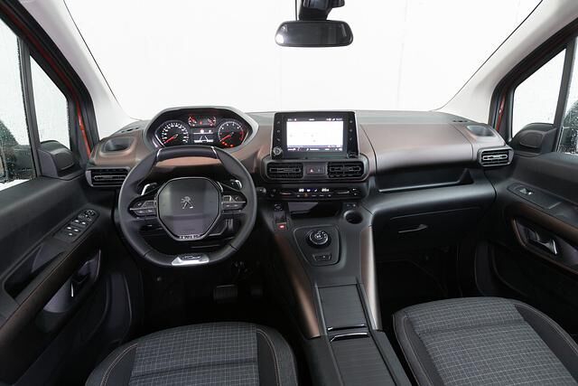 Das Cockpit trägt das typische Peugeot-Layout