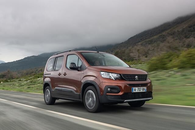 Wie seine Modellgeschwister Citroen Berlingo und Opel Combo Life wird der Rifter in zwei Längen (4,40 und 4,75 Meter) angeboten
