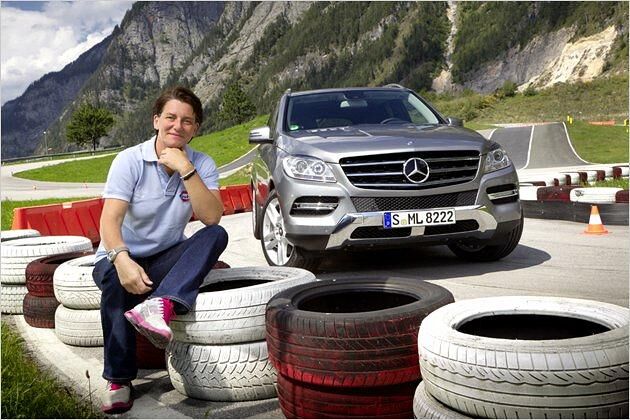 Renn- und Rallye-Fahrerin Ellen Lohr vor der neuen Mercedes M-Klasse