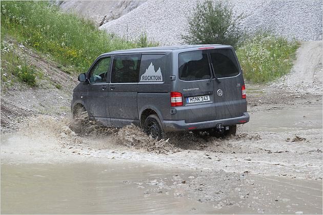 Der Allradantrieb hilft dem Rockton auch durch schlammigen Untergrund