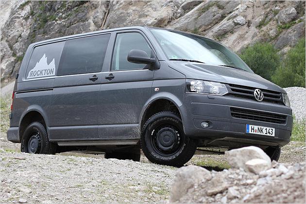 Die schwarzen 16-Zoll-Stahlfelgen sind serienmäßig verstärkt