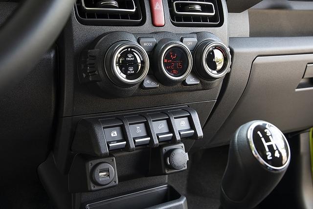 Suzuki Jimny 1.5 - Schalterquartett in der Mittelkonsole