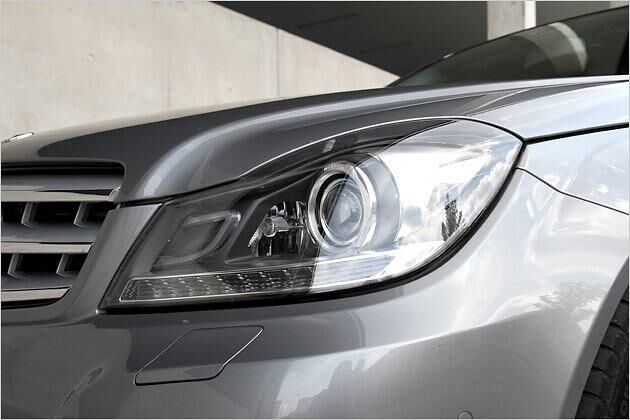 Für 1.660 Euro bietet Mercedes das Intelligent Light System mit Bi-Xenon und Kurvenlichtfunktion an