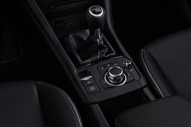 Endlich: Im Mazda CX-3 stört kein Handbremshebel mehr an der Mittelkonsole