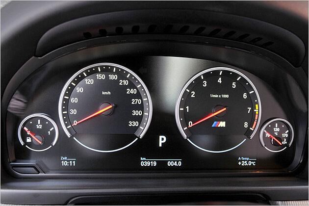 Tacho bis 330 km/h und ein "M" im Drehzahlmesser: Dezente Hinweise auf das Sportmodell