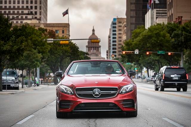 Die 320 kW/435 PS aus dem 3,0-Liter-Sechszylinder in einem viersitzigen Cabrio sind vertrauter AMG-Standard
