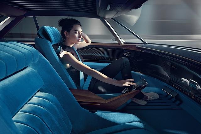 Statt sich mit dem Fahren zu beschäftigen, kann sich der Fahrgast des e-Legend mit anderen Dingen beschäftigen