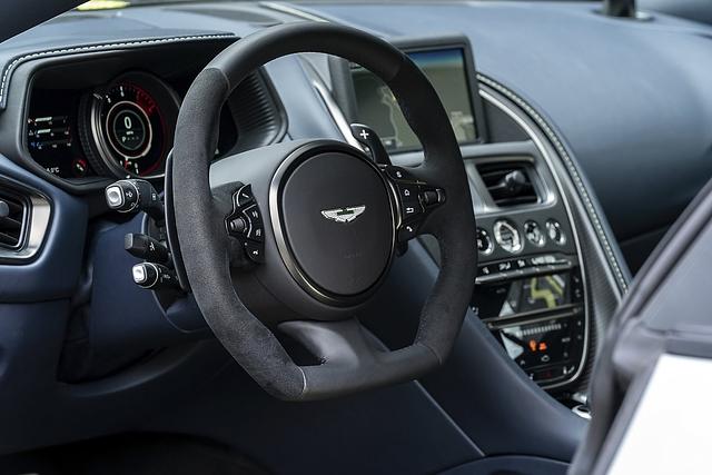 Das Cockpit des Aston Martin DB11 AMR