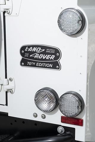 Land Rover schenkt sich den Defender Works V8 zum 70. Geburtstag