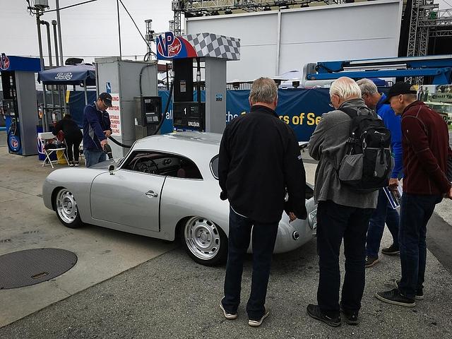 Porsche Rennsport Reunion 2018: Getankt wird vorne - Fachsimpeln beim Tankstopp