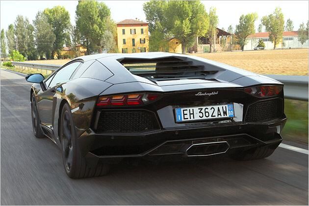 Flach unter dem Luftstrom: Der Aventador ist gerade mal 1,14 Meter hoch