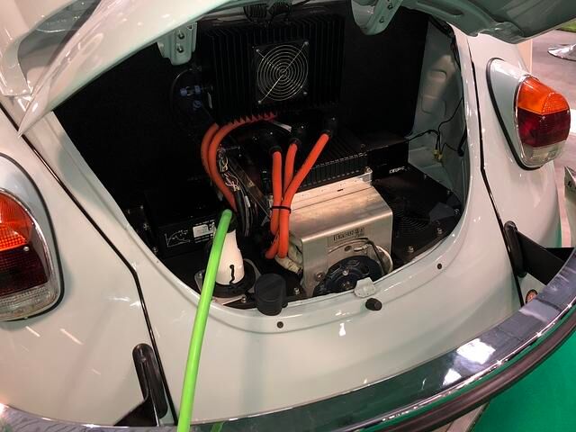 Anstatt des luftgekühlten Boxers ist jetzt ein Elektromotor an Bord, der aus 37 Lithium-Ionen-Akkus mit einer Kapazität von 22 kWh versorgt wird