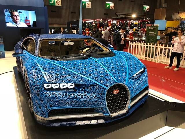 Einen fahrbaren Bugatti Chiron in Originalgröße nur aus Lego-Steinen? Das Designteam von Lego Technic hatte diese schräge Idee und zeigt jetzt nach 13.438 Arbeitsstunden deren Verwirklichung auf...