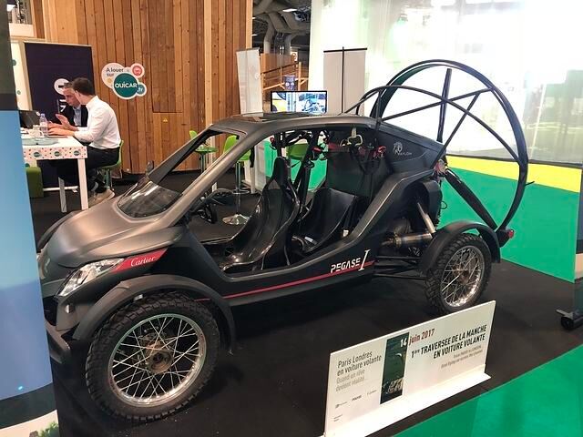 Der französische Konstrukteur Jerome Dauffy hat einen typischen Strandbuggy samt Heckpropeller mit einem großen Gleitschirm gekreuzt