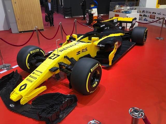 Gleich neben dem Bugatti steht noch ein knallgelber Formel-1-Renner in Originalgröße. Er kam mit rund 600.000 Lego-Steinen aus und wurde von Renault in Auftrag gegeben