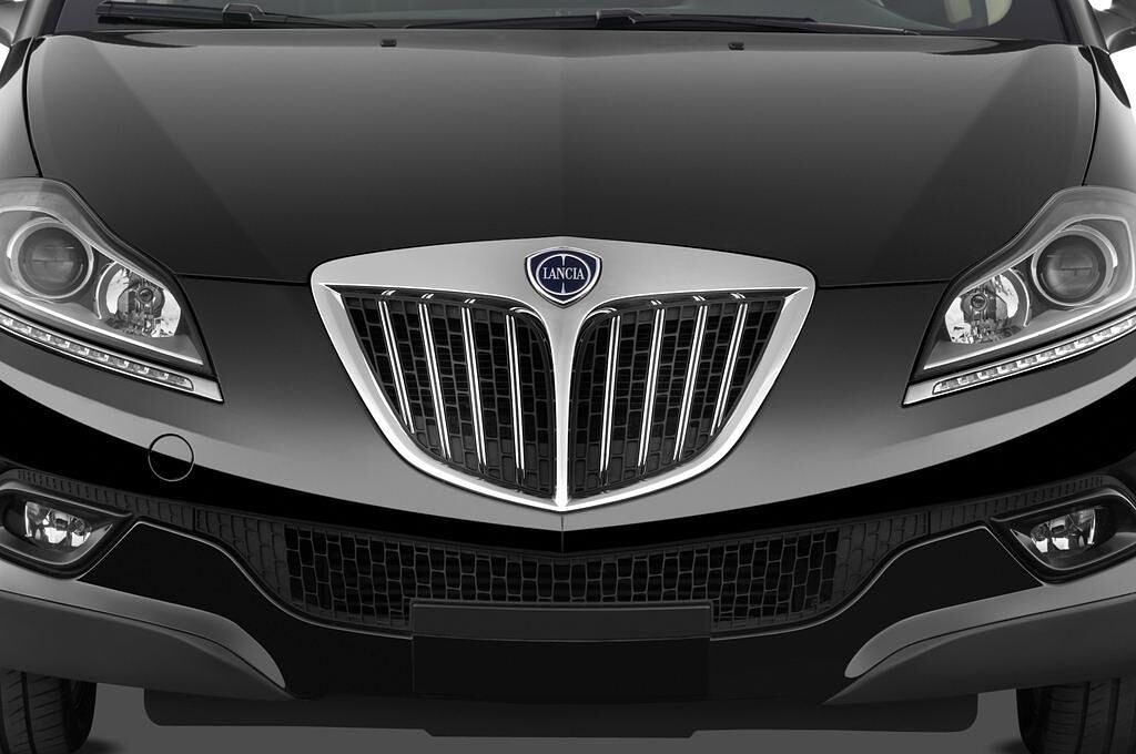 Lancia Delta (Baujahr 2010) Oro 5 Türen Kühlergrill und Scheinwerfer