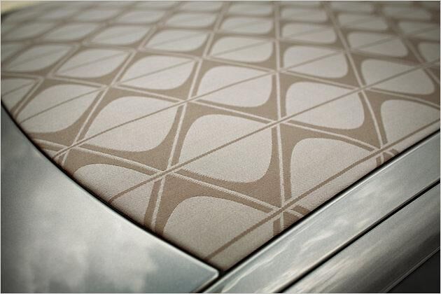 Eine von drei Verdeck-Varianten ist mit DS-Logos verziert