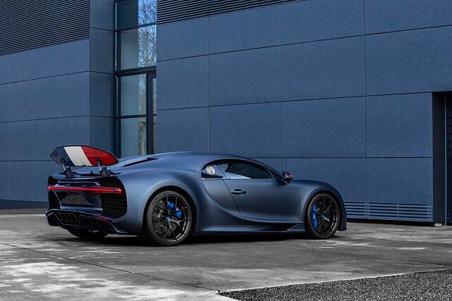 Der Chiron Sport „110 ans Bugatti“ zitiert optisch innen wie außen an verschiedenen Stellen die blau-weiß-rote französische Nationalflagge