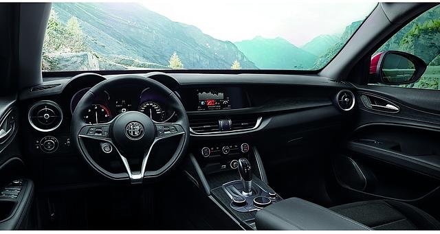 Das Cockpit gleicht dem des Technik-Bruders Giulia, wie ein Ei dem anderen