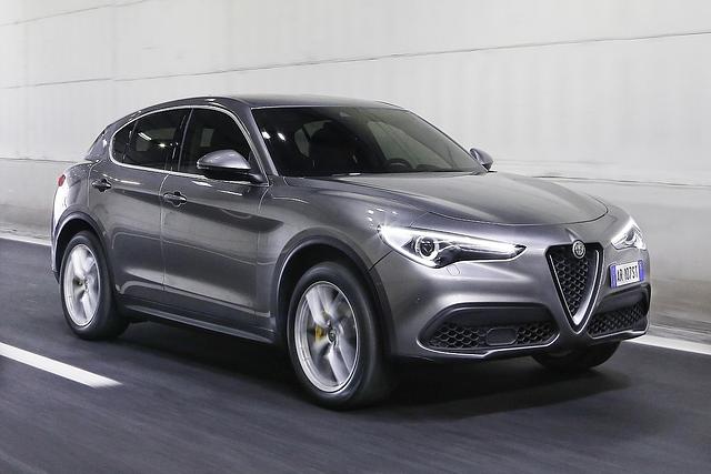 Die coupéhafte Dachlinie verleiht dem Alfa Romeo Stelvio eine dynamische Silhouette