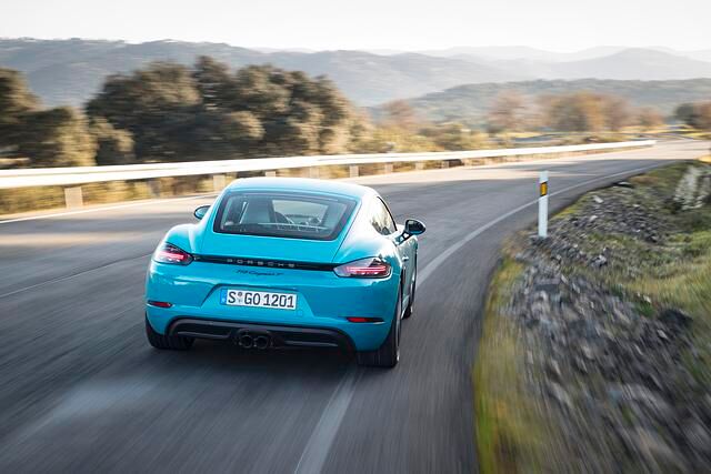 Alle Touring-Modelle bekommen das um 20 Millimeter tiefer gelegte Sportfahrwerk mit adaptiven Dämpfern, das Sport-Chronopaket mit Sport- und Sport-Plus-Modus, die aktiven Getriebelager und das...