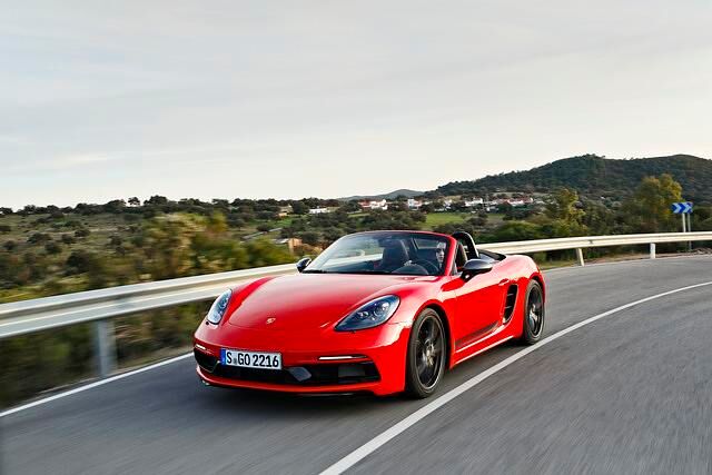 Der 718 T wird vom Standard-Motor mit 220 kW/300 PS Leistung angetrieben, bei 1.350 Kilogramm Leergewicht liegt das Leistungsgewicht bei 4,5 statt 4,6 kg/PS