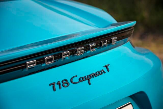 Der mit grauen Akzenten und entsprechenden Schriftzügen dekorierte 718 T ist die ideale Kombi für diejenigen, die Wert auf maximale Querdynamik legen, aber auf die letzten paar km/h beim Top-Speed...