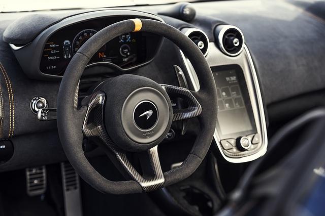 Übersichtlich und fokussiert: Das Cockpit des McLaren 600 LT Spider