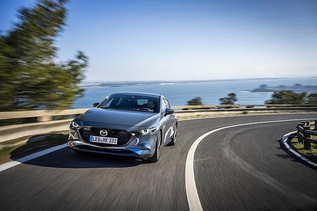 Der neue Mazda 3 hat Voll-LED Scheinwerfer