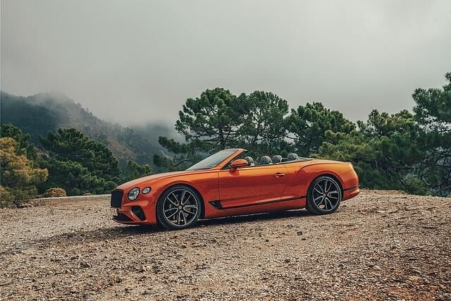 Die elektrische Wankstabilisierung aus dem Bentayga hilft in Kurven