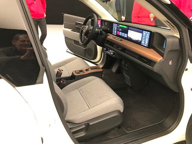 Das Cockpit bietet eine Mischung aus Retro-Stil und modernstem Infotainment