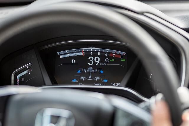 Fahrrelvante Informationen werden über ein Display angezeigt