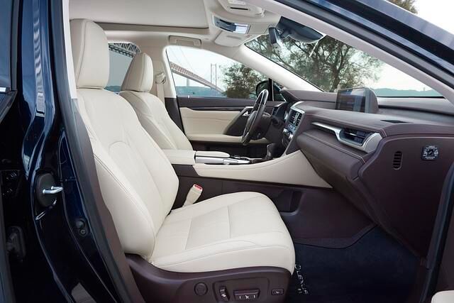 Reisen bei mittlerem Tempo sind die Domäne des Lexus. Hier verbinden sich der edle und leise Innenraum sowie das auf Gleiten ausgelegte Hybridsystem auf angenehmste und machen aus dem RX ein echtes...