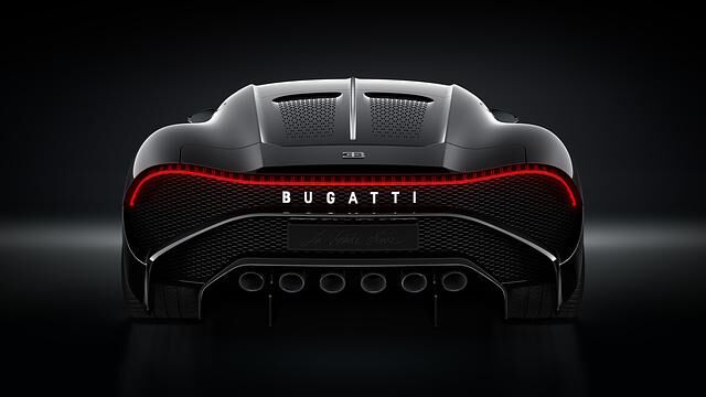 Wie das historische Vorbild hat auch der Bugatti LVN sechs Auspuffendrohre