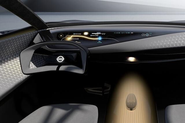 In die Instrumententafel hat Nissan ein 33 Zoll großes Display eingebettet