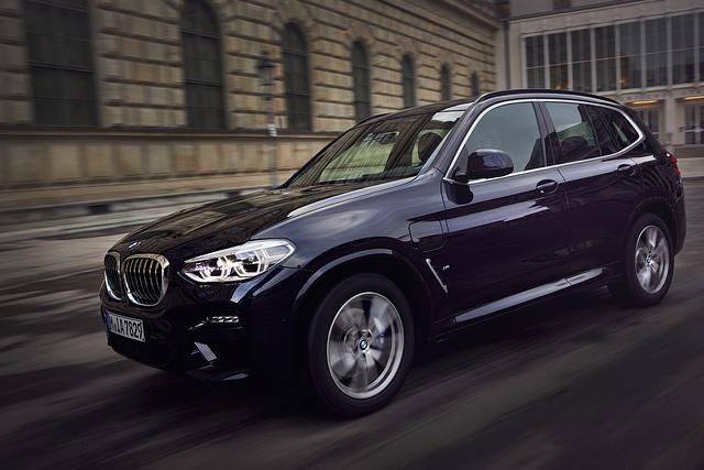 Der X3 xDrive30e ist das erste Modell der Marke, das sowohl mit Verbrenner, als Plug-in-Hybrid und ab 2020 auch als reine Elektro-Variante angeboten wird
