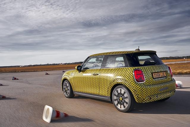 Mini Cooper SE Prototyp - launig in der Pylonengasse