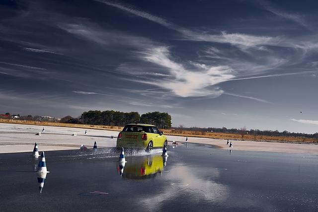 Mini Cooper SE Prototyp - Vollgas auf nasser Fahrbahn
