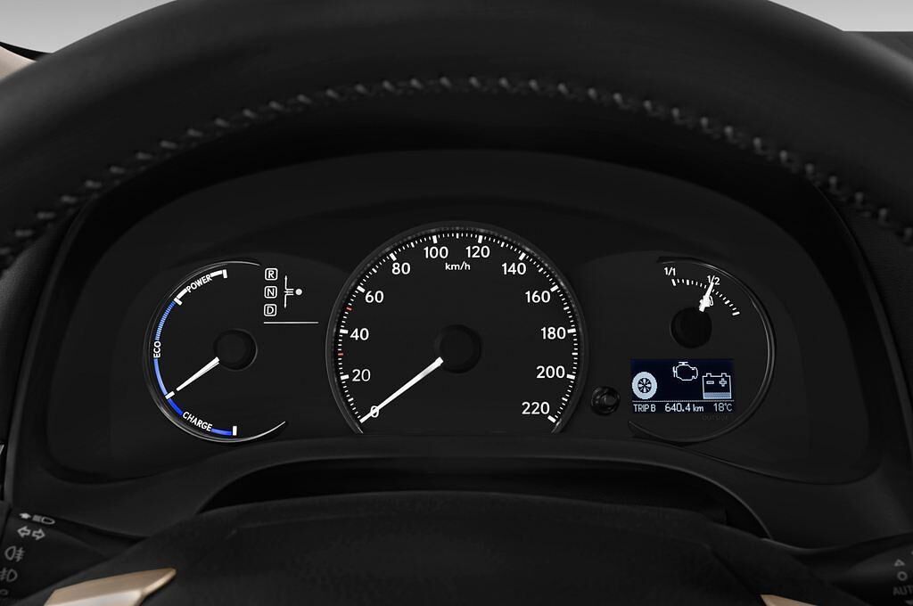 Lexus CT (Baujahr 2015) Executive Line 5 Türen Tacho und Fahrerinstrumente